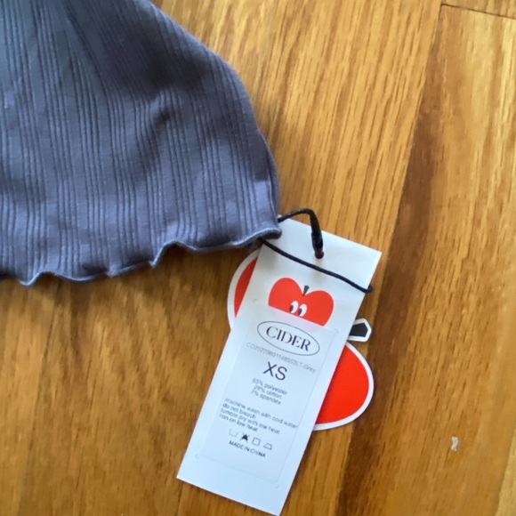 Grey mock neck top with lettuce edges - Picture 2 of 2